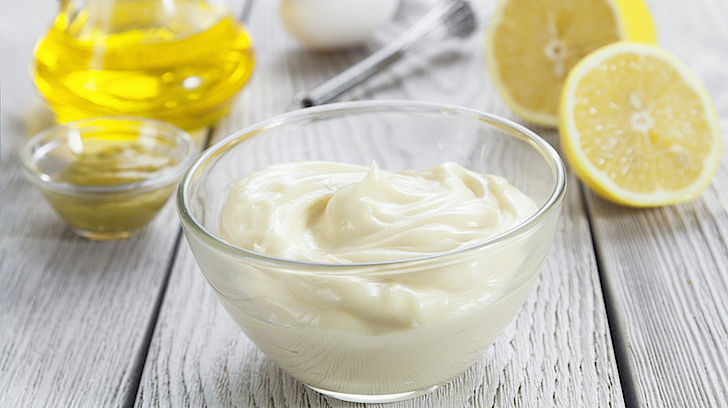 Mayonnaise – Wie Emulgatoren ein Öl-Wasser-Gemisch stabilisieren